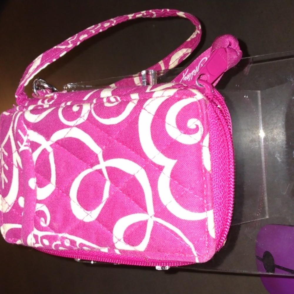 VERA BRADLEY QUILTED CRANBERRY WNOTLET WALLET CREAM SWIRL W/ID HOLDER